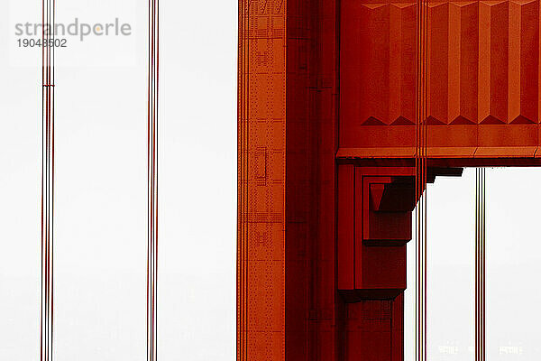 Nahaufnahme eines Turms der Golden Gate Bridge.