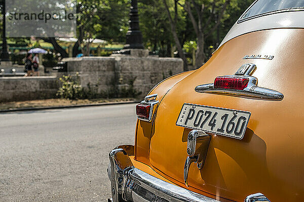 Ein Dodge Deluxe aus dem Jahr 1945 parkte am Paseo de Marti in Havanna  La Habana  Kuba