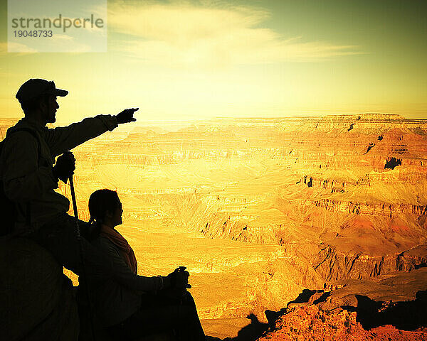 Silhouetten eines männlichen und weiblichen Wanderers  Grand Canyon National Park  Arizona.