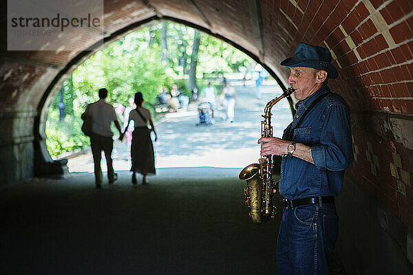 Ein Mann  der Saxophon spielt.