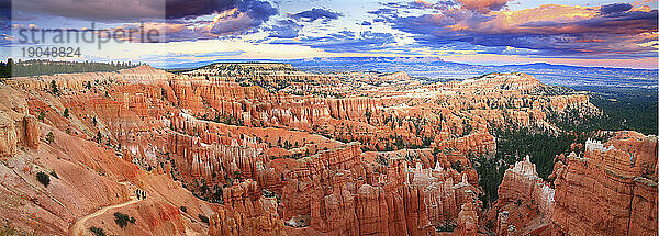 Bryce Canyon National Parks einzigartiges Labyrinth aus Hoodoos  aufgenommen bei Sonnenuntergang vom Sunset Point aus.