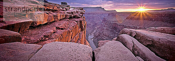 Sonnenaufgang über dem Grand Canyon National Park  aufgenommen vom Nordrand am Toroweap Overlook; August 2008.