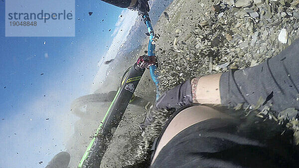 POV vorbei an den Händen eines Mountainbikers  der auf dem Bergkamm verunglückt ist