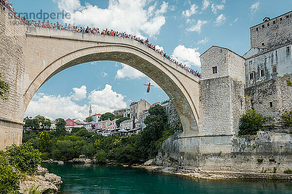 Mann springt 24 m von Stari Most (Mostar-Brücke) in den Fluss Neretva