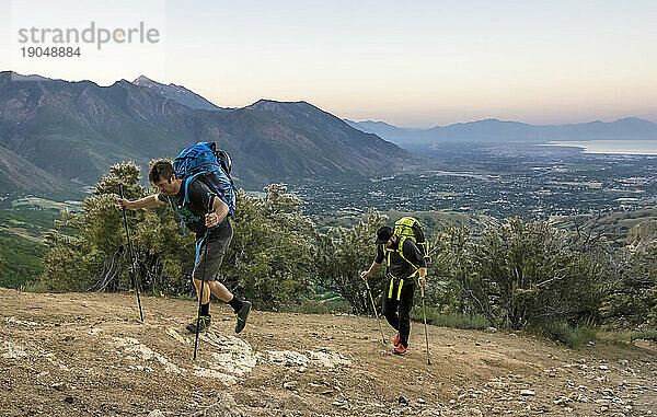 Zwei Männer wandern für ein Wochenende voller Klettern und Camping zum Lone Peak in Utah in den Wasatch Mountains