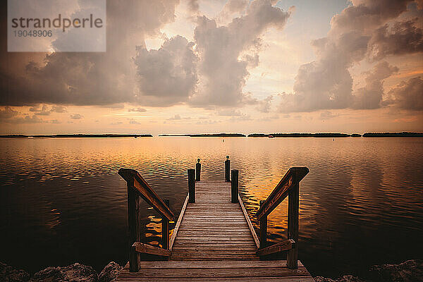 Ein Dock bei Sonnenuntergang in den Florida Keys ist der perfekte Ort zum Entspannen