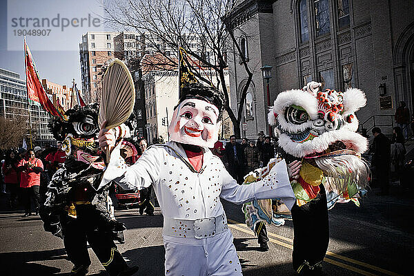 Ein Elvis-Imitator  der mitten in der Parade zum chinesischen Neujahr auftritt.