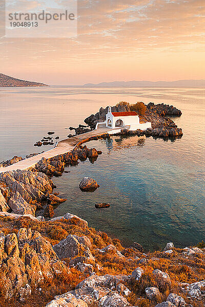 Agios Isidoros-Kirche im Norden von Chios bei Sonnenaufgang.