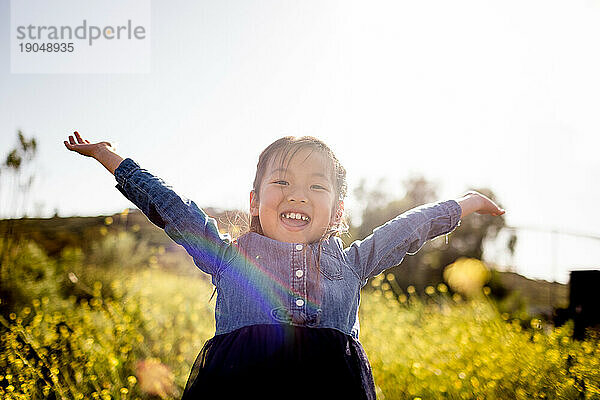 Fröhliches Porträt eines siebenjährigen asiatischen Mädchens im Feld in San Diego