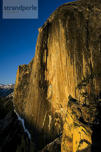 Die Vorderseite der vertikalen Granitwand des El Capitan im Yosemite-Nationalpark; hier im Morgenlicht eines frischen Frühlingstages im Jahr 2007 zu sehen