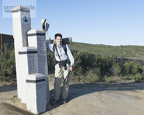 Eine Durchwandererin steht am Anfang des Pacific Crest Trail.