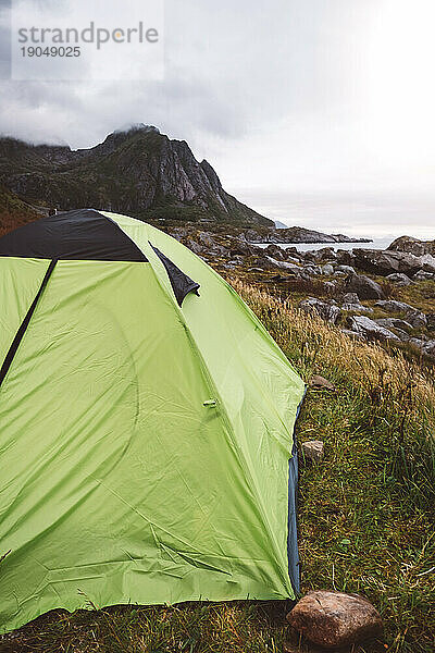Campingzelt-Set an der Küste der Lofoten-Inseln an einem bewölkten Tag