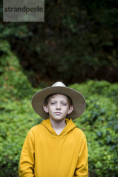Porträt eines Jungen mit großem Hut mit breiter Krempe