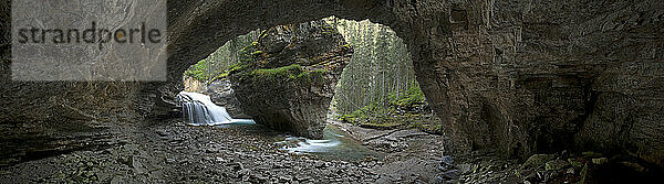 Rauschendes Wasser bahnt sich einen Weg durch den Kalkstein des Johnston Canyon im Banff-Nationalpark  Alberta  Kanada.