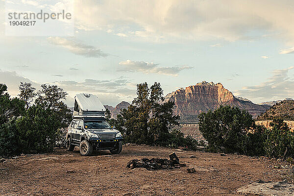 Fahrzeugcamping in der Wüste bei Sonnenuntergang  keine Menschen