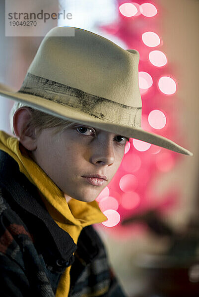 Porträt eines Jungen mit großem Hut