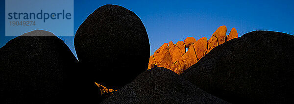 Jumbo Rocks im Joshua Tree National Park  Kalifornien  Silhouette in der untergehenden Wintersonne; FEBRUAR 2008.