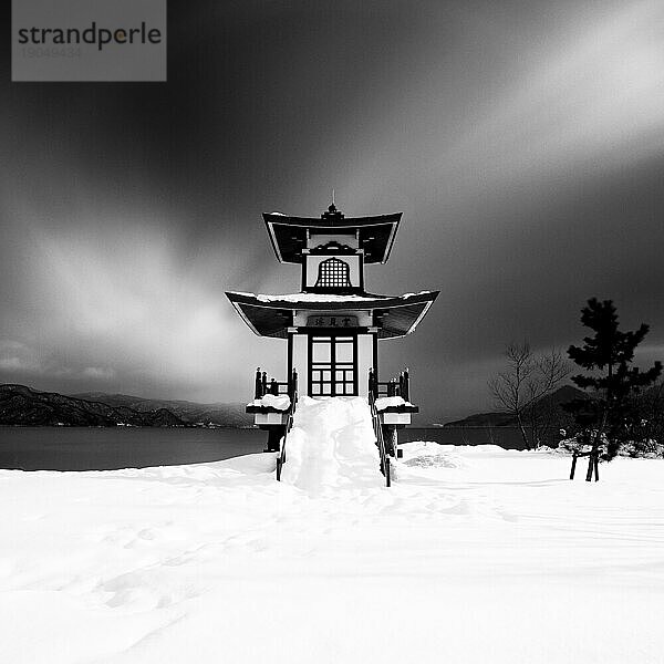 Langzeitbelichtung eines schneebedeckten Ukimido-Schreins am Toya-See  Hokkaido  Japan