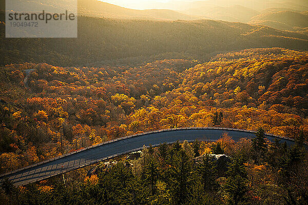 Mann auf Rennrad auf dem Blue Ridge Parkway im Herbst (landschaftlich reizvoll)