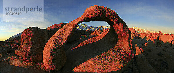 Der berüchtigte Whitney Arch in den Alabama Hills von Lone Pine  Kalifornien  USA  bietet ein Fenster mit Blick auf den Mount Whitney  den höchsten Gipfel in den angrenzenden Vereinigten Staaten