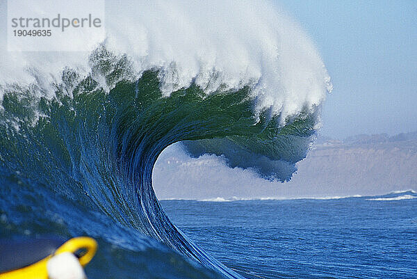 Eingefrorene Aufnahme einer Welle  die sich darauf vorbereitet  bei Mavericks in Half Moon Bay  Kalifornien  abzustürzen.