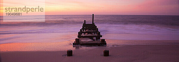 Strandpfähle  die zum Meer in Cape May  New Jersey  USA führen.