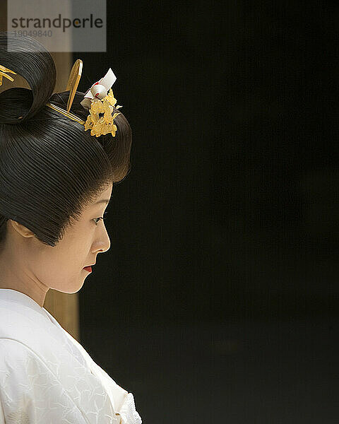 Seitenansichtporträt einer traditionellen japanischen Braut.