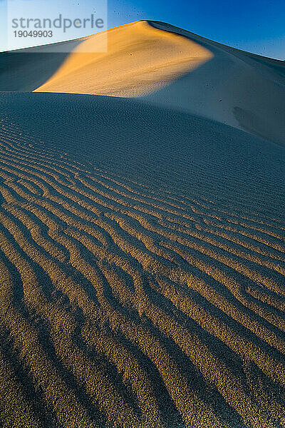 Sanddünen des Death Valley Nationalparks in der Abenddämmerung