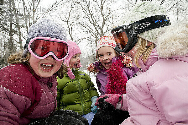 Kinder spielen draußen an einem Wintertag  Maine.
