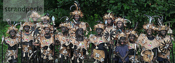 Menschen mit schwarz bemalter Haut beim Ati Atihan Festival  Kalibo  Aklan  Panay Island  Philippinen