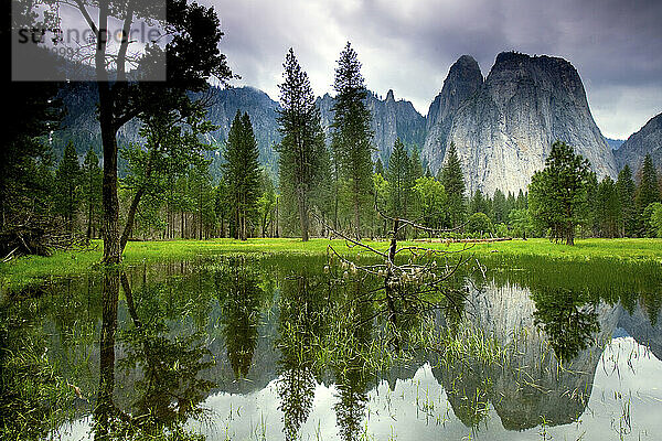 Cathedral Rock im Yosemite-Nationalpark  Kalifornien; Mai 2008