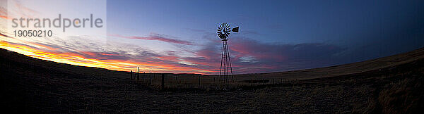 Windmühle bei Sonnenuntergang auf unbekanntem Ranchland außerhalb von Scottsbluff  Nebraska  USA