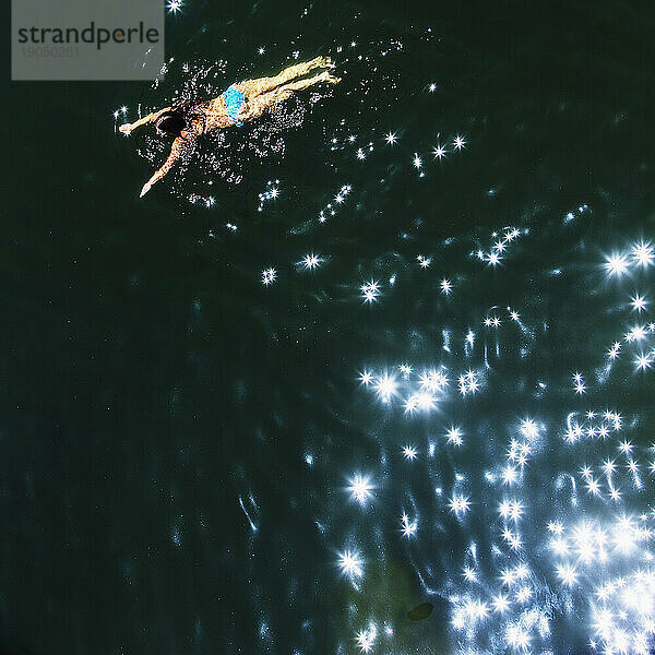 Eine Schwimmerin im Russian River  Monte Rio  Kalifornien