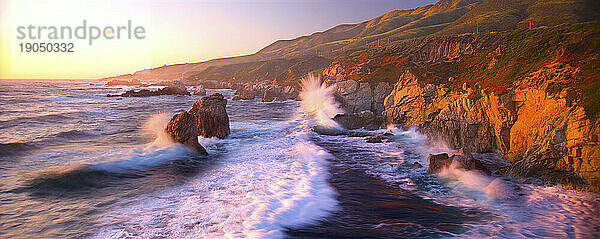 Plätschernde Gezeiten gegen die Küste des Garrapata State Park in der Nähe von Big Sur  Kalifornien bei Sonnenuntergang.