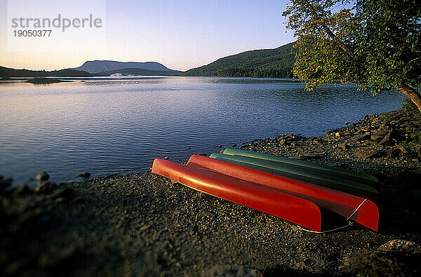 Kanus auf dem Lobster Lake mit Mount Katahdin im Hintergrund  Maine.