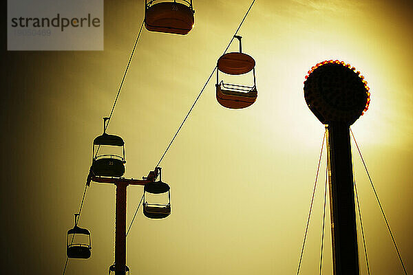 Silhouetten hängender Gondeln  The Santa Cruz Beach Boardwalk  Santa Cruz  Kalifornien  Vereinigte Staaten.