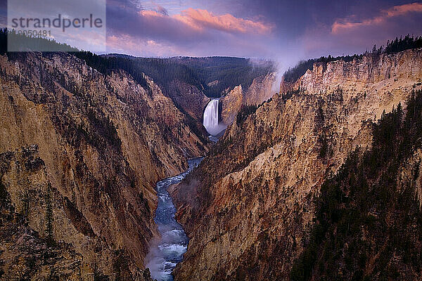 Der Grand Canyon des Yellowstone im Yellowstone-Nationalpark  aufgenommen mit den Lower Yellowstone Falls und dem Yellowstone River; Wyoming  USA.