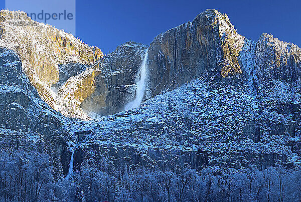 Obere und untere Yosemite-Wasserfälle  aufgenommen im Spätwinter nach einem starken Schneefall im Yosemite-Nationalpark  Kalifornien  USA; März 2008.