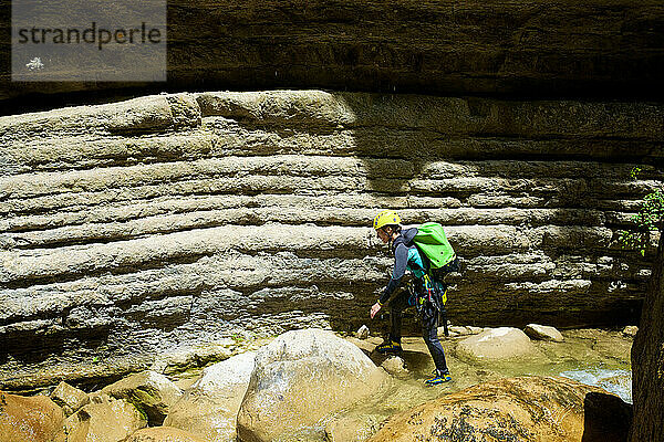 Frau beim Canyoning im Furco Canyon in den spanischen Pyrenäen