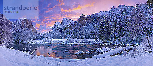 Wintersonnenaufgang über El Capitan und dem Merced River im Yosemite-Nationalpark  Kalifornien