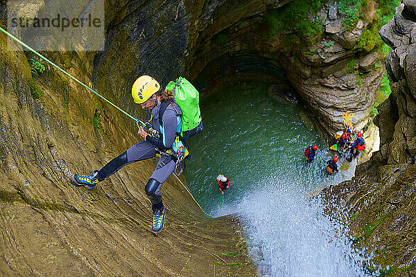 Frau beim Canyoning im Furco Canyon in den spanischen Pyrenäen