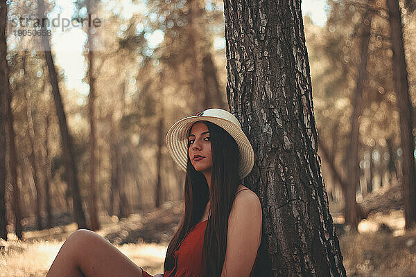 Ein Mädchen entspannt sich an einem sonnigen Frühlingstag in einem Wald
