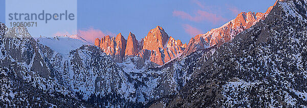 Mount Whitney  der höchste Gipfel in den angrenzenden Vereinigten Staaten  liegt im Sequoia/Kings Canyon National Park in Kalifornien  USA