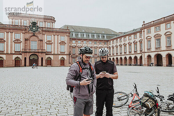 Radfahrer im Mannheimer Schloss  Deutschland