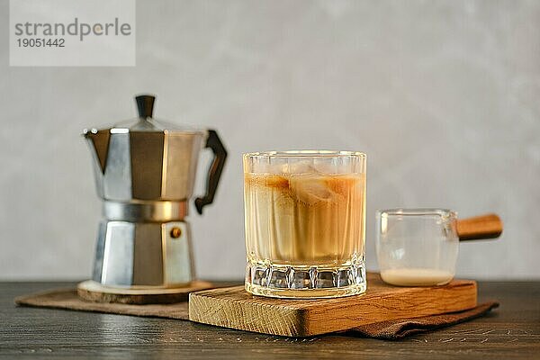 Glas mit Eiskaffee auf einem Holztisch