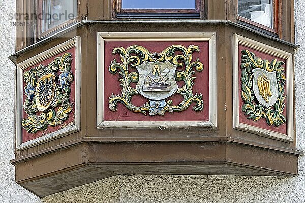 Erkerfenster (Bogenfenster) an alten traditionellen Häusern im Schwarzwaldstil in der Altstadt  Rottweil  Neckartal  Baden-Württemberg  Deutschland  Europa