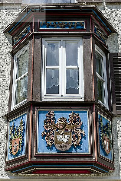 Erkerfenster (Bogenfenster) an alten traditionellen Häusern im Schwarzwaldstil in der Altstadt  Rottweil  Neckartal  Baden-Württemberg  Deutschland  Europa