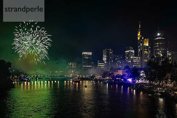 Zahlreiche Zuschauer betrachten sich vom Mainufer aus das Feuerwerk zum Abschluss des Mainfestes.  Altebrücke  Frankfurt am Main  Hessen  Deutschland  Europa