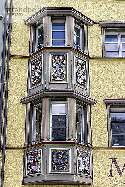 Erkerfenster (Bogenfenster) an alten traditionellen Häusern im Schwarzwaldstil in der Altstadt  Rottweil  Neckartal  Baden-Württemberg  Deutschland  Europa