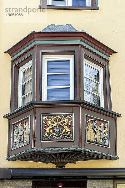 Erkerfenster (Bogenfenster) an alten traditionellen Häusern im Schwarzwaldstil in der Altstadt  Rottweil  Neckartal  Baden-Württemberg  Deutschland  Europa